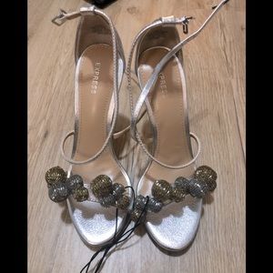 NWT EXPRESS SLVR ANKLE STRAP HEEL W/ BEADED DETAIL